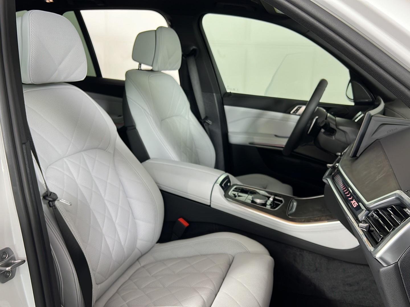 Used 2026 Mineral White Metallic BMW xDrive50e image 36
