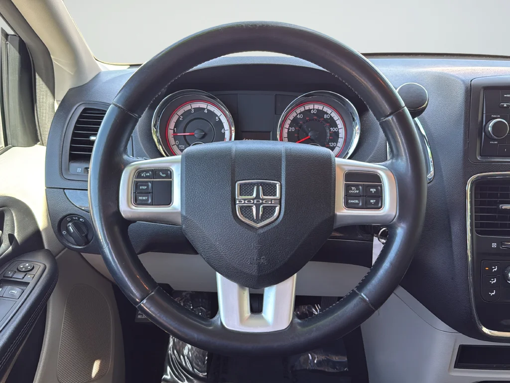 Used 2015 Silver Dodge SE image 29