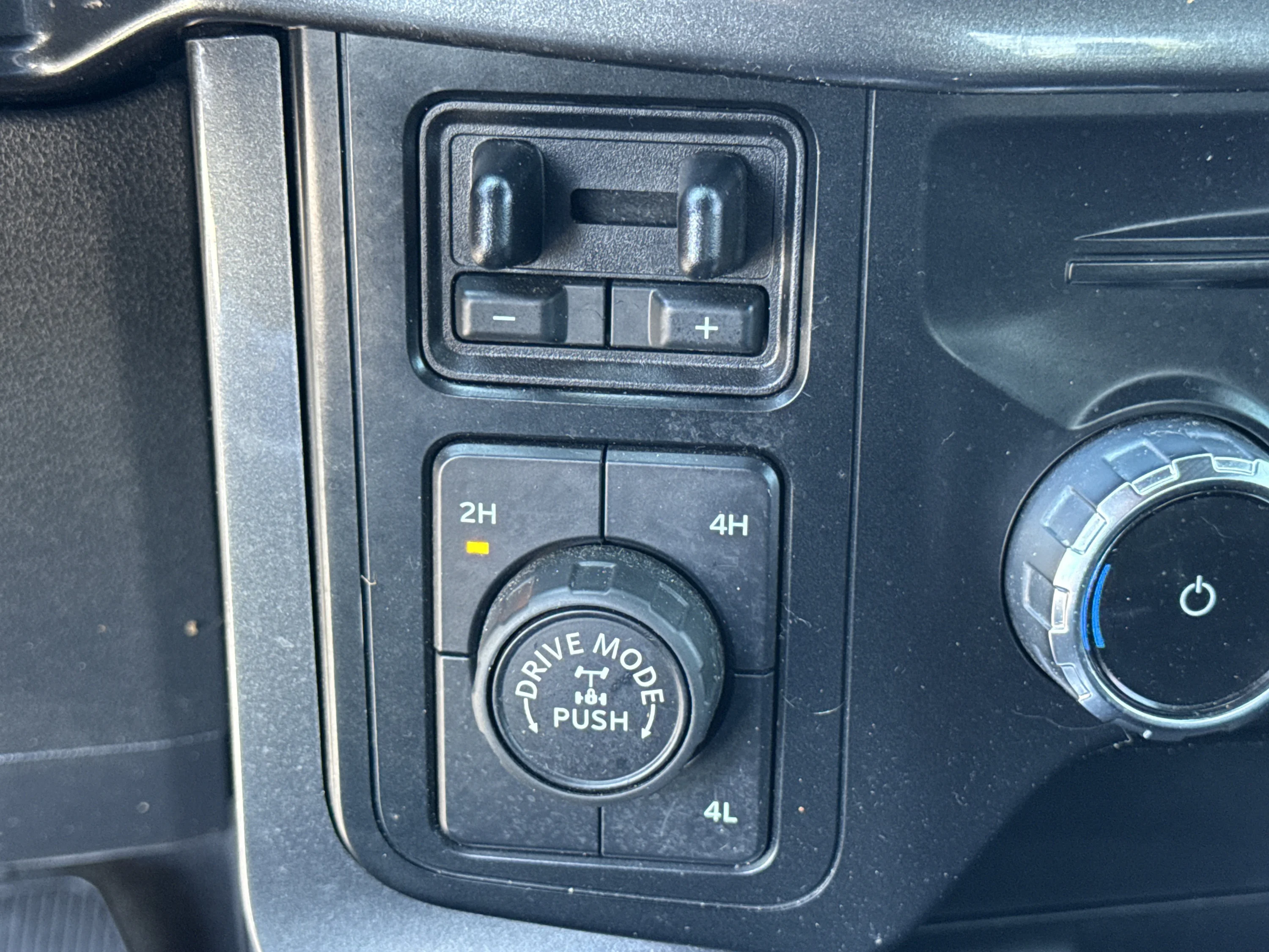 Used 2023 Avalanche Gray Ford XLT image 36