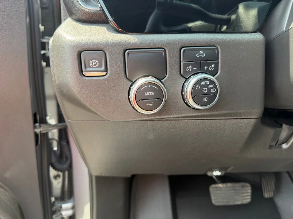 Used 2025 Silver GMC Elevation image 17