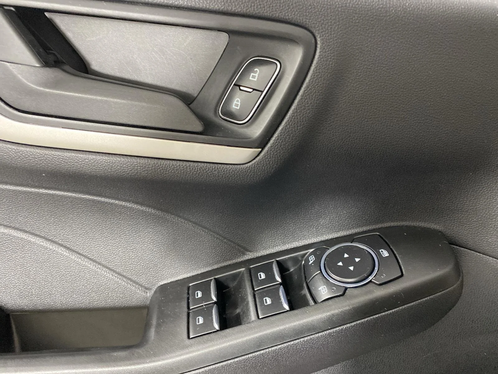 Used 2022 Iconic Silver Ford SE image 14