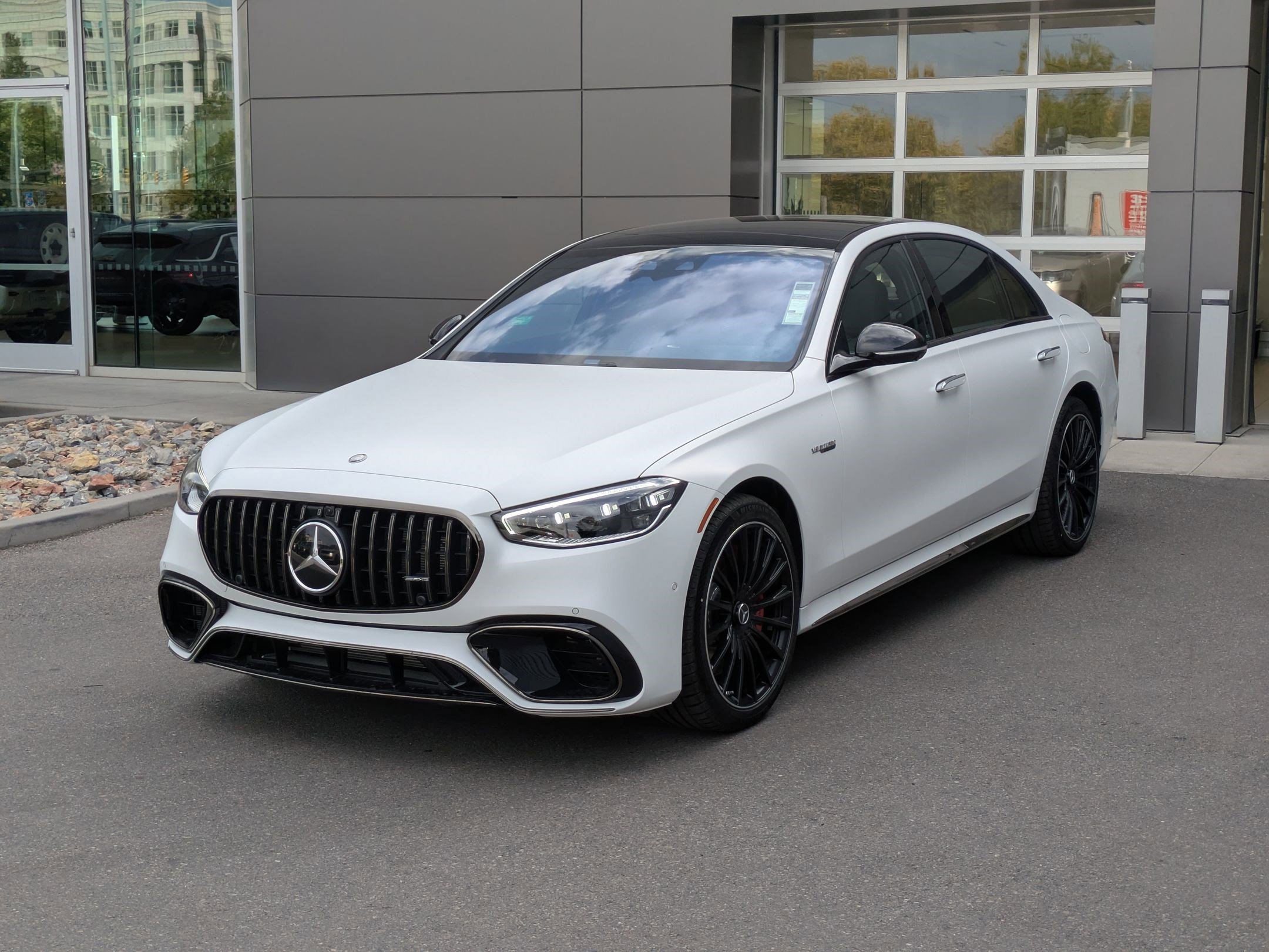 New 2026 MANUFAKTUR Signature Moonlight White Magno Mercedes-Benz AMG® S 63 E image 24