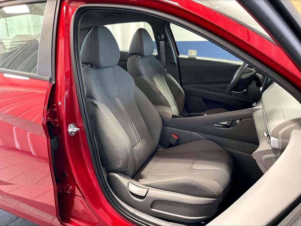 Used 2025 Red Hyundai SEL Sport image 11