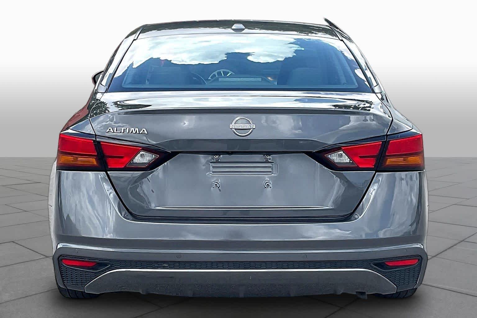 Used 2025 Gun Metallic Nissan SV image 5