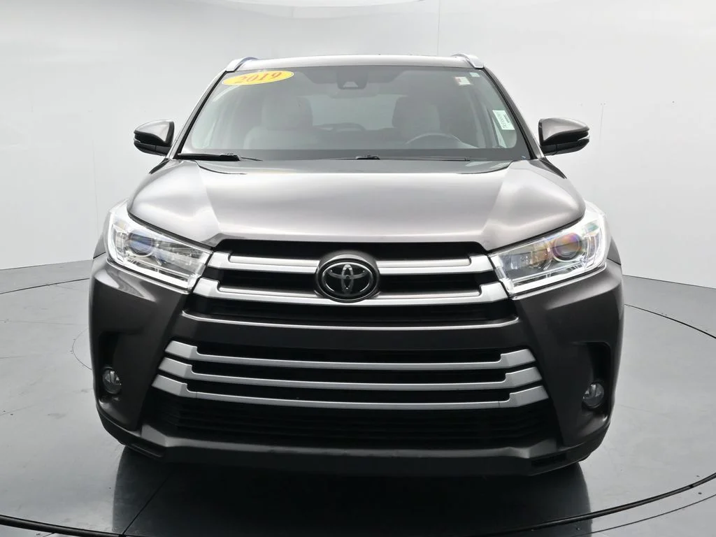 Used 2019 Gray Toyota XLE image 2