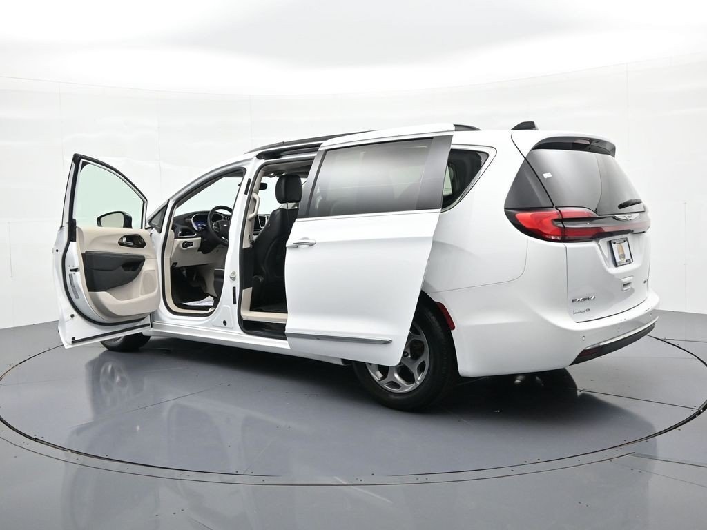 Used 2023 Bright White Clearcoat Chrysler Limited FWD image 23