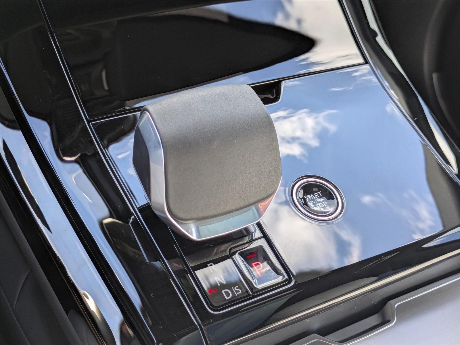 New 2026 Fuji White Land Rover SE image 23