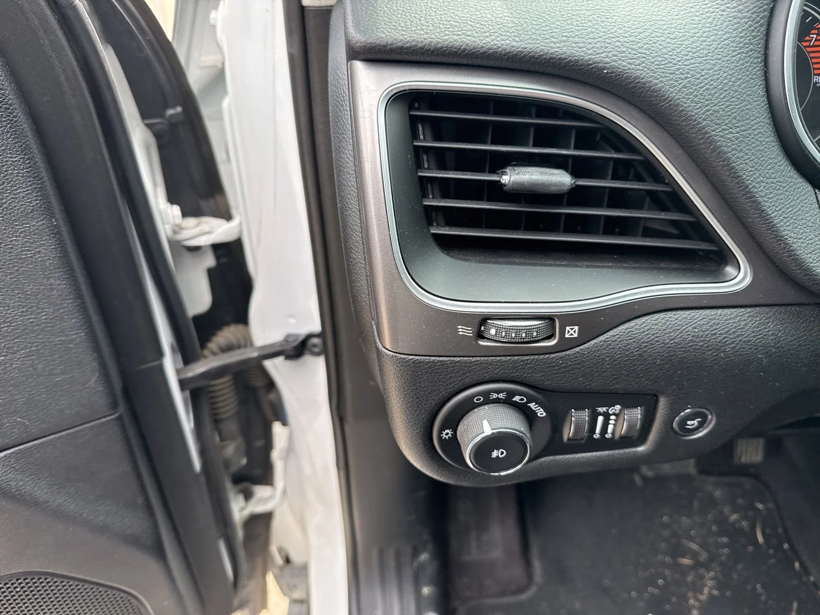 Used 2019 White Jeep Latitude Plus 4x4 image 15