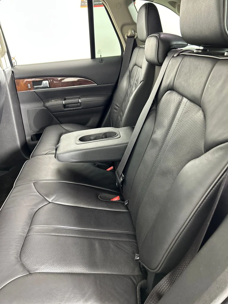 Used 2014 Silver Lincoln Base image 17