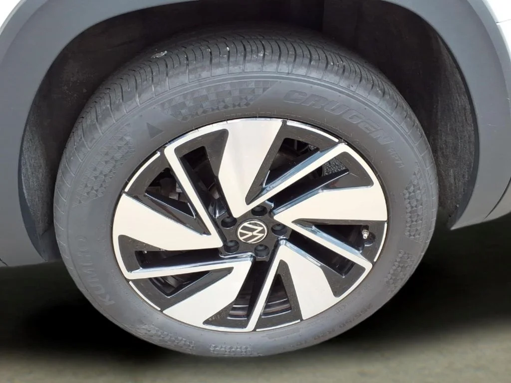 Used 2025  Volkswagen 2.0T SE w/Technology image 34