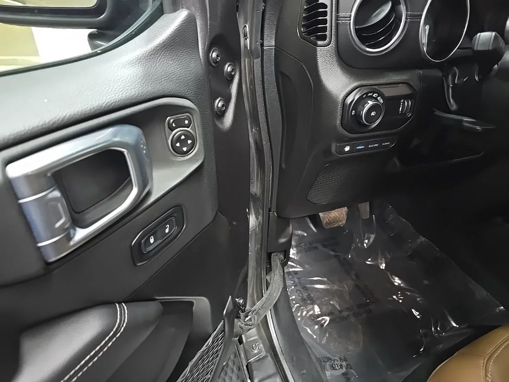 Used 2023 Crystal Metallic Jeep Sahara 4xe image 27
