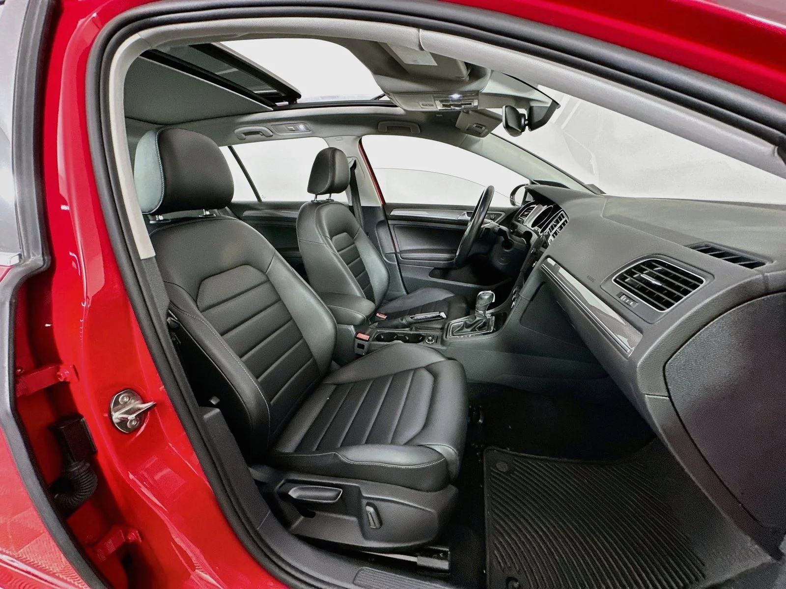 Used 2018 Tornado Red Volkswagen TSI SEL image 30