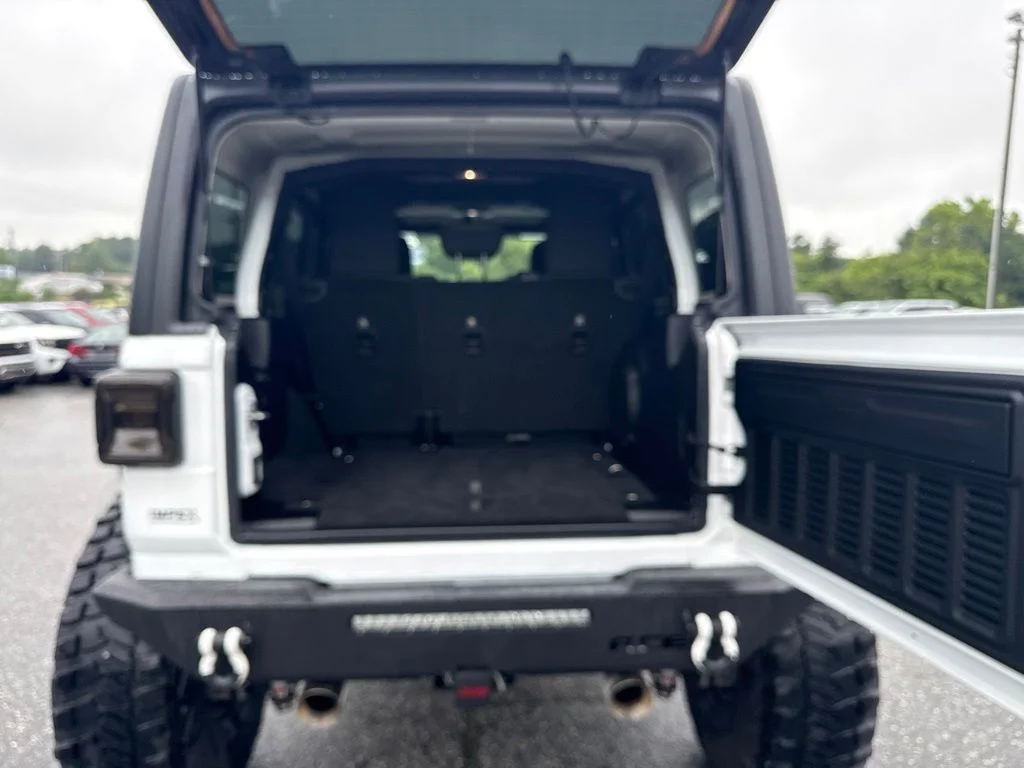 Used 2018 White Jeep Unlimited Sahara image 16
