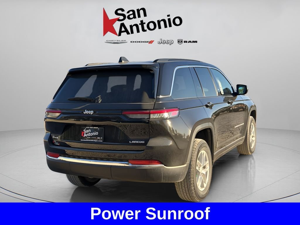 New 2025 Diamond Black Crystal Pearl-Coat Exterior Paint Jeep Laredo X image 8