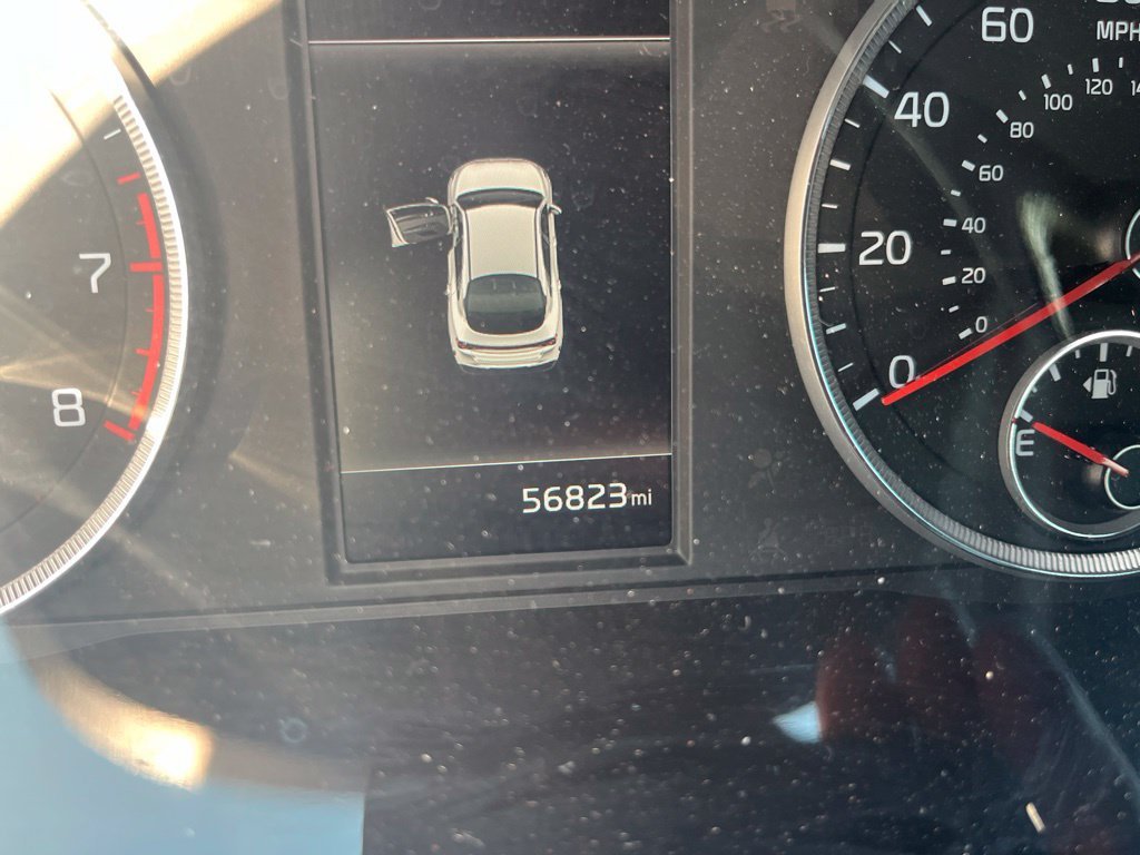 Used 2022 White Pearl Kia LXS image 4