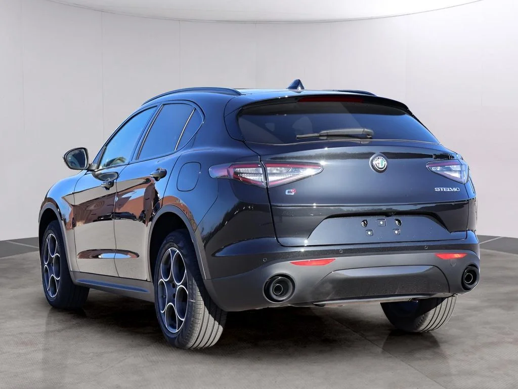 New 2025 Vulcano Black Metallic Alfa Romeo Base image 5