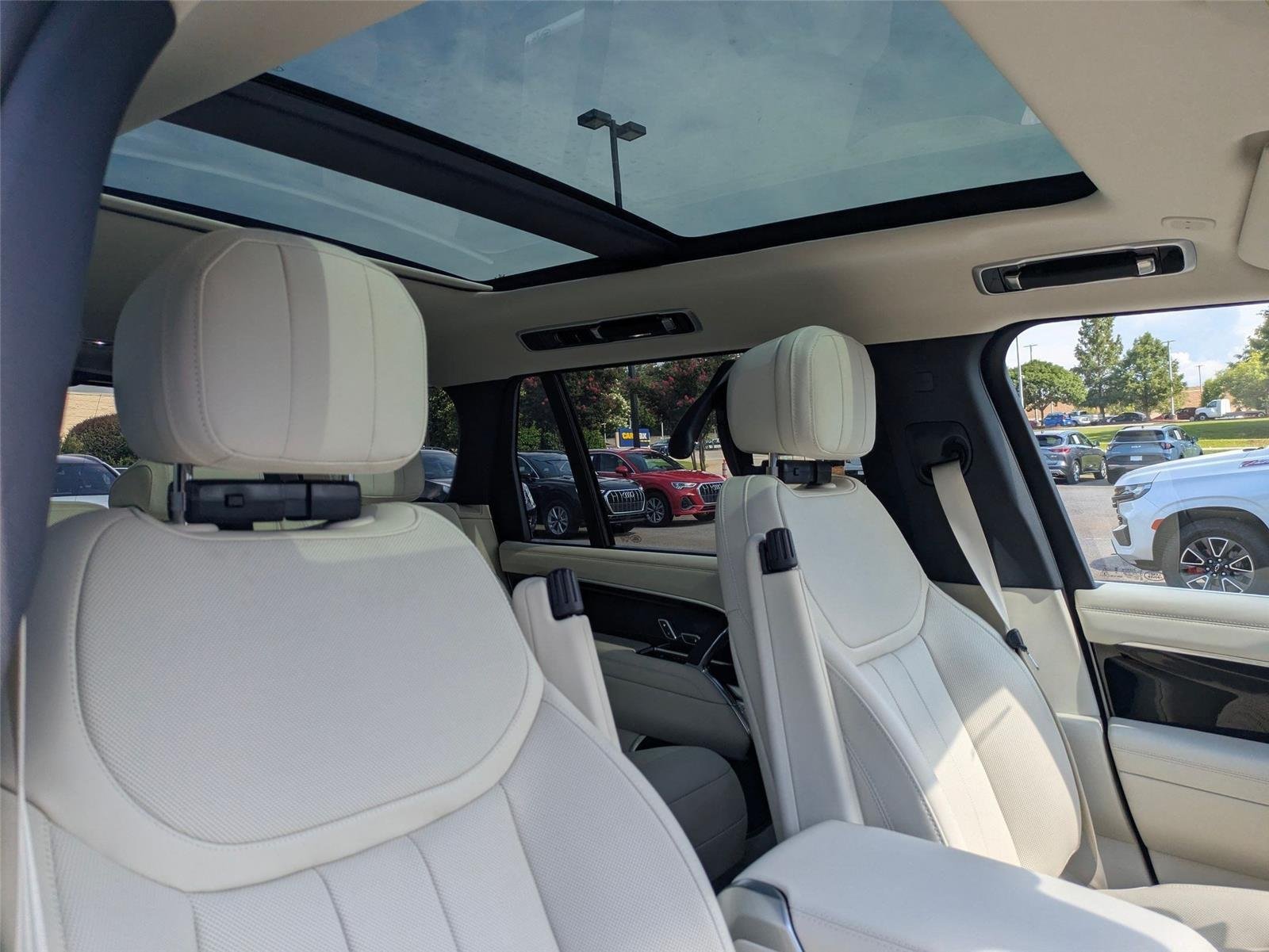 New 2026 Fuji White LAND ROVER SE 7 Seats image 36