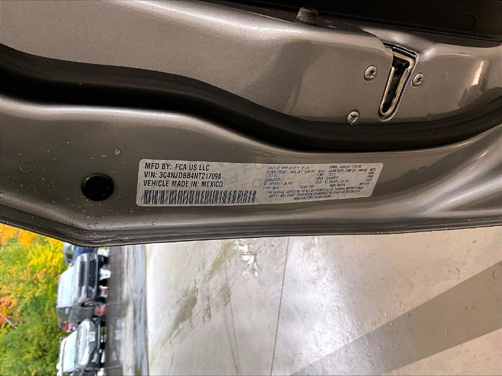 Used 2022 Silver Jeep Latitude image 27