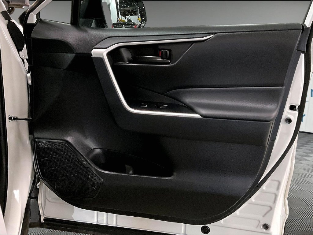 Used 2025 Ice Toyota LE image 12