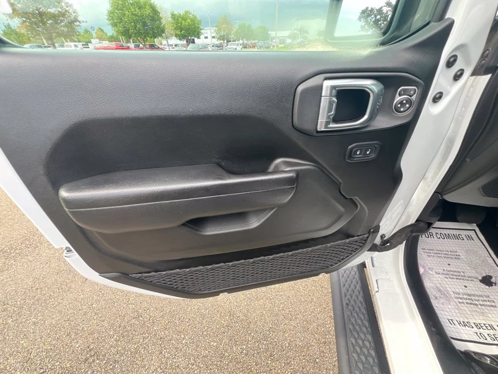 Certified Used 2022 White Jeep Mojave image 27