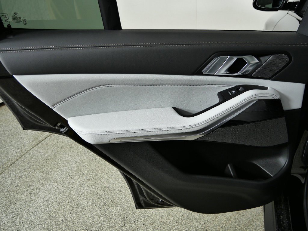 New 2026 Black Sapphire Metallic BMW M60i image 31