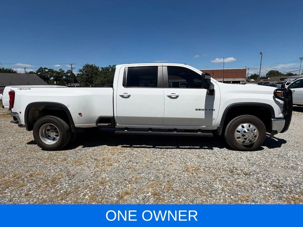 Used 2025 White Chevrolet LT image 3