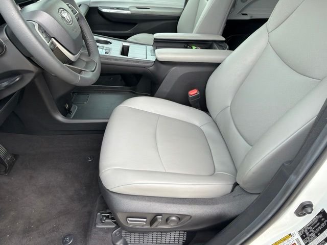 Used 2025 Beige Toyota XLE image 6