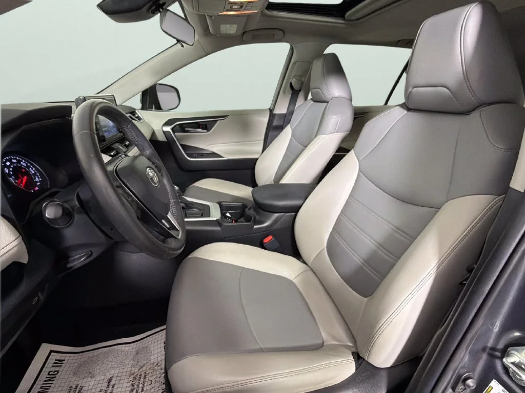 2020 Toyota RAV4 XLE Premium - Photo 18