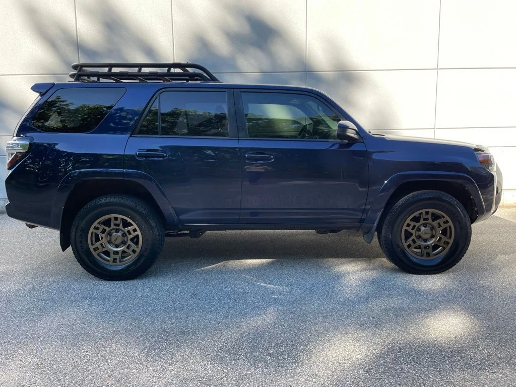 Used 2017 Blue Toyota SR5 image 5