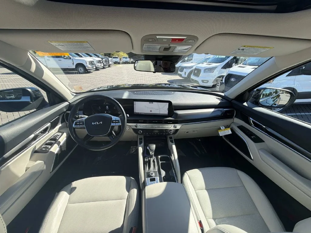 Used 2023 Black Kia S image 27