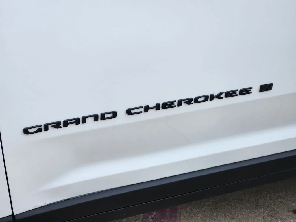 New 2026 Bright White Clear-Coat Exterior Paint Jeep Altitude image 8