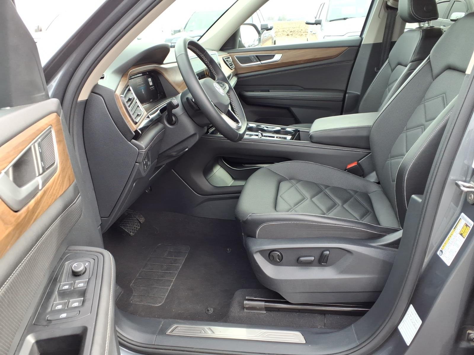 2025 Volkswagen Atlas SE w/Tech - Photo 18