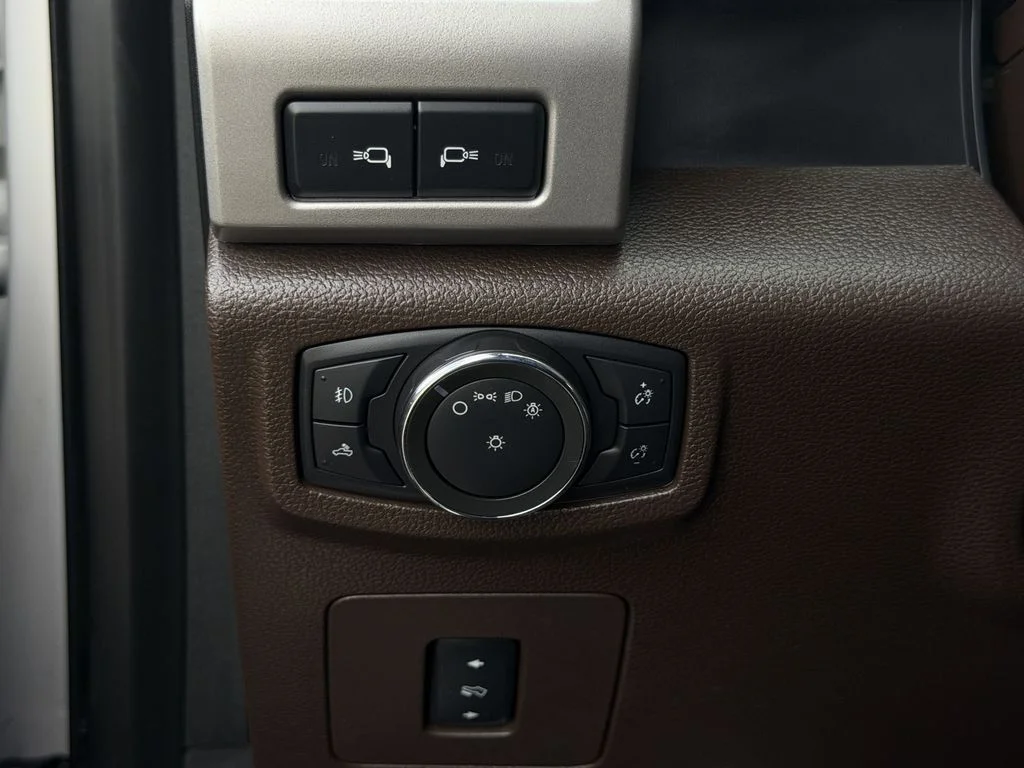 Used 2016  Ford King Ranch image 23