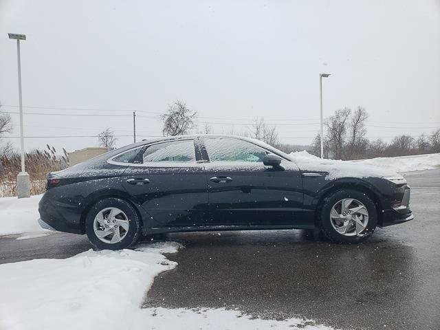 New 2026 Blue Hyundai SE image 4