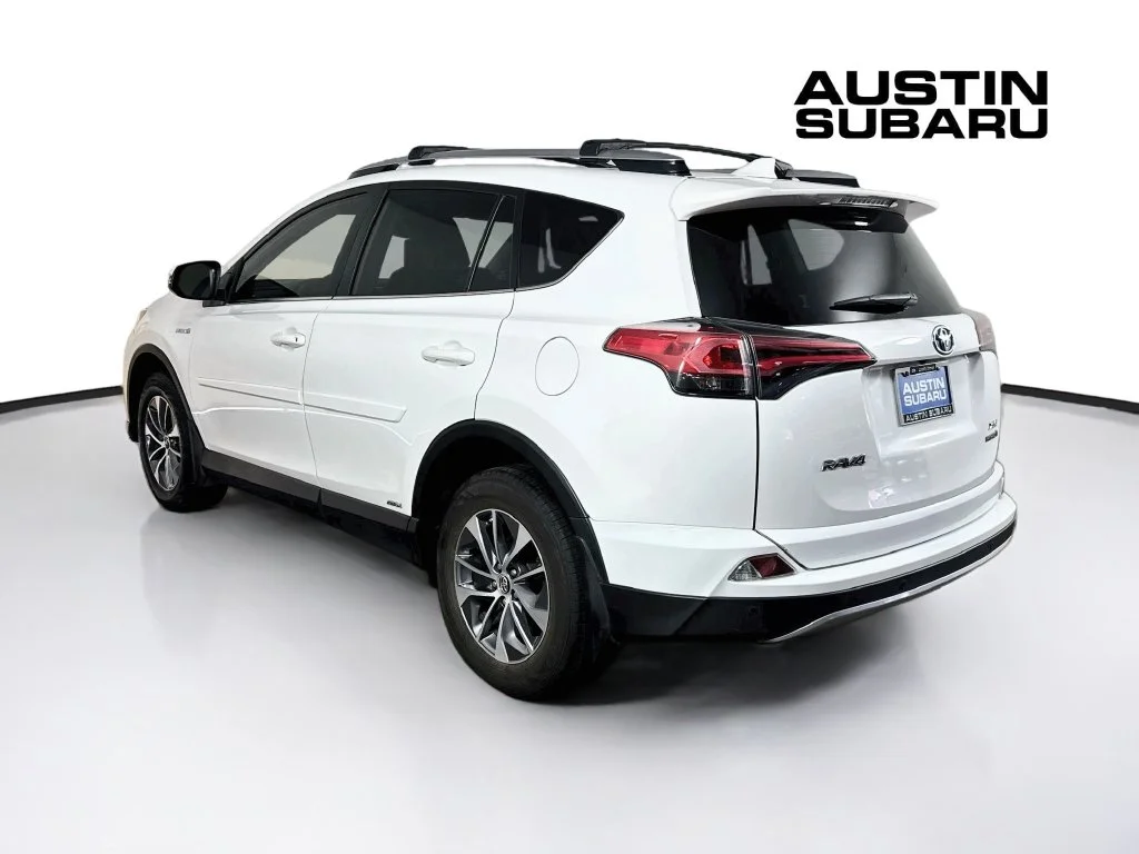 Used 2018 White Toyota XLE image 5