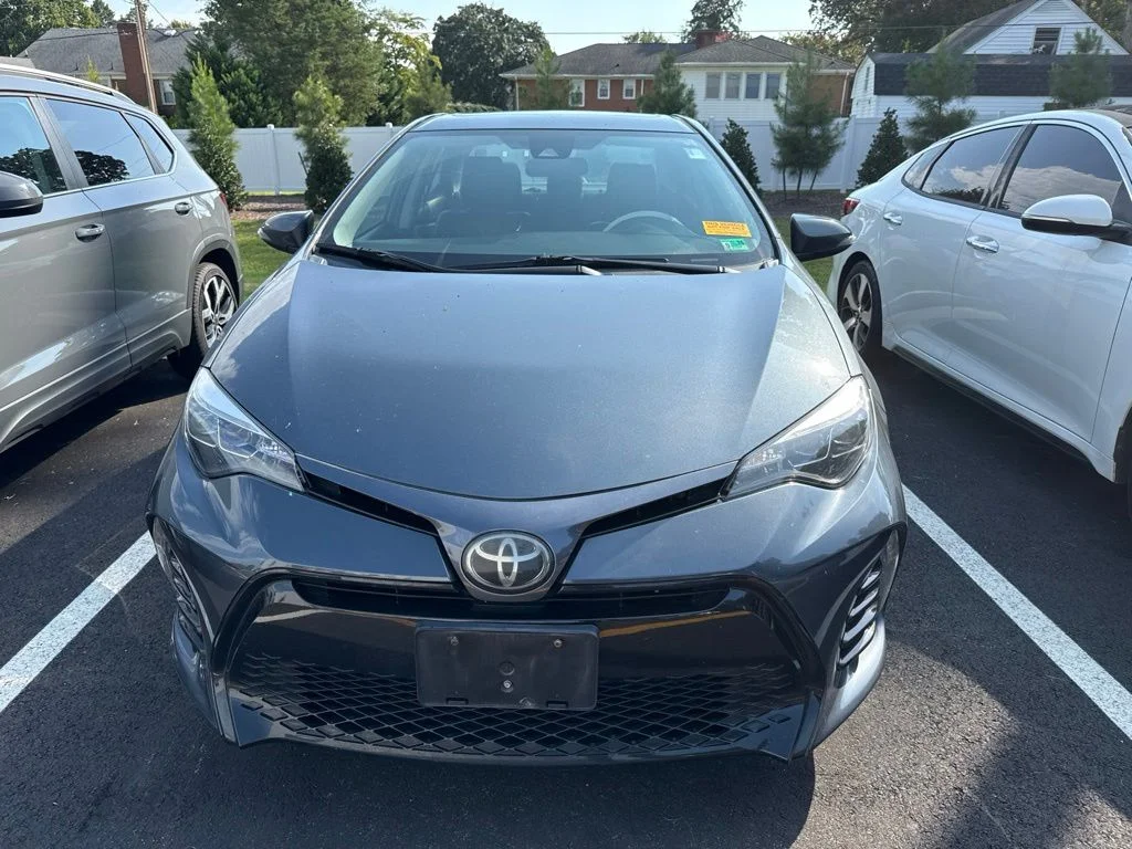 Used 2018 Gray Toyota SE image 8