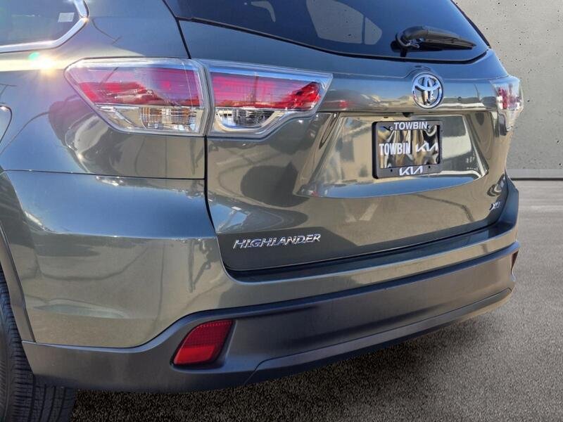 Used 2015 Green Toyota XLE V6 image 6