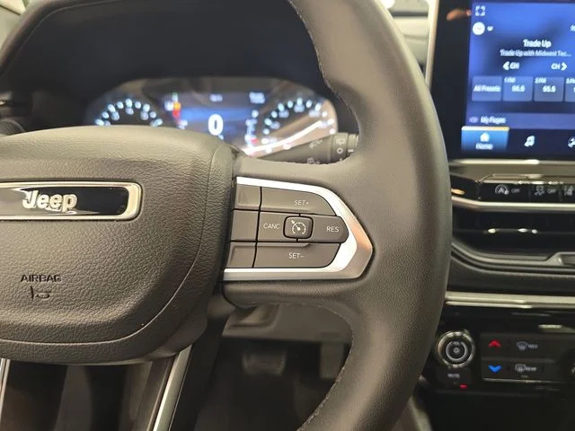 Used 2023 Redline Pearlcoat Jeep Latitude image 30