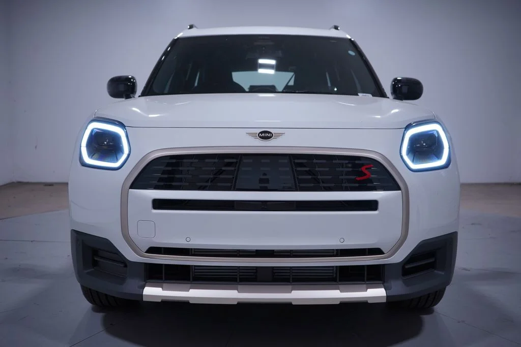 New 2027 White Metallic MINI Signature Plus image 4