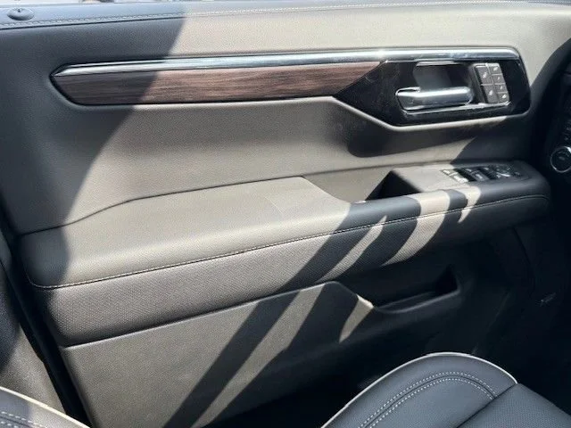 2025 Chevrolet Suburban Premier - Photo 30