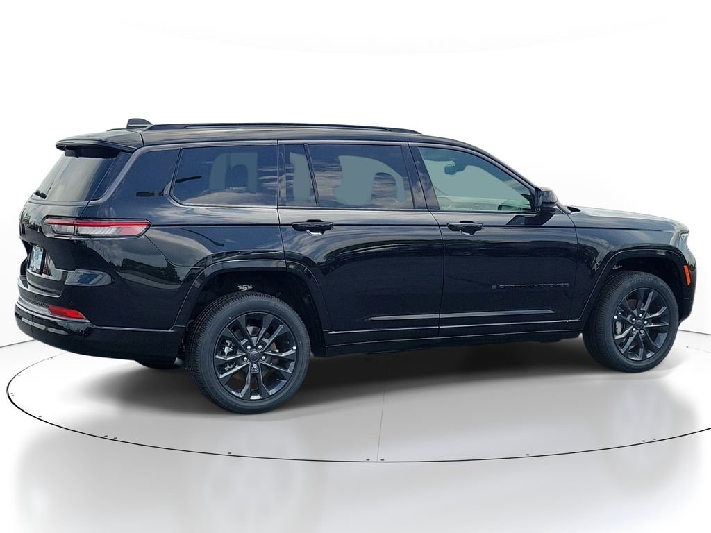 New 2026 Diamond Black Crystal Pearl-Coat Exterior Paint Jeep Limited image 4