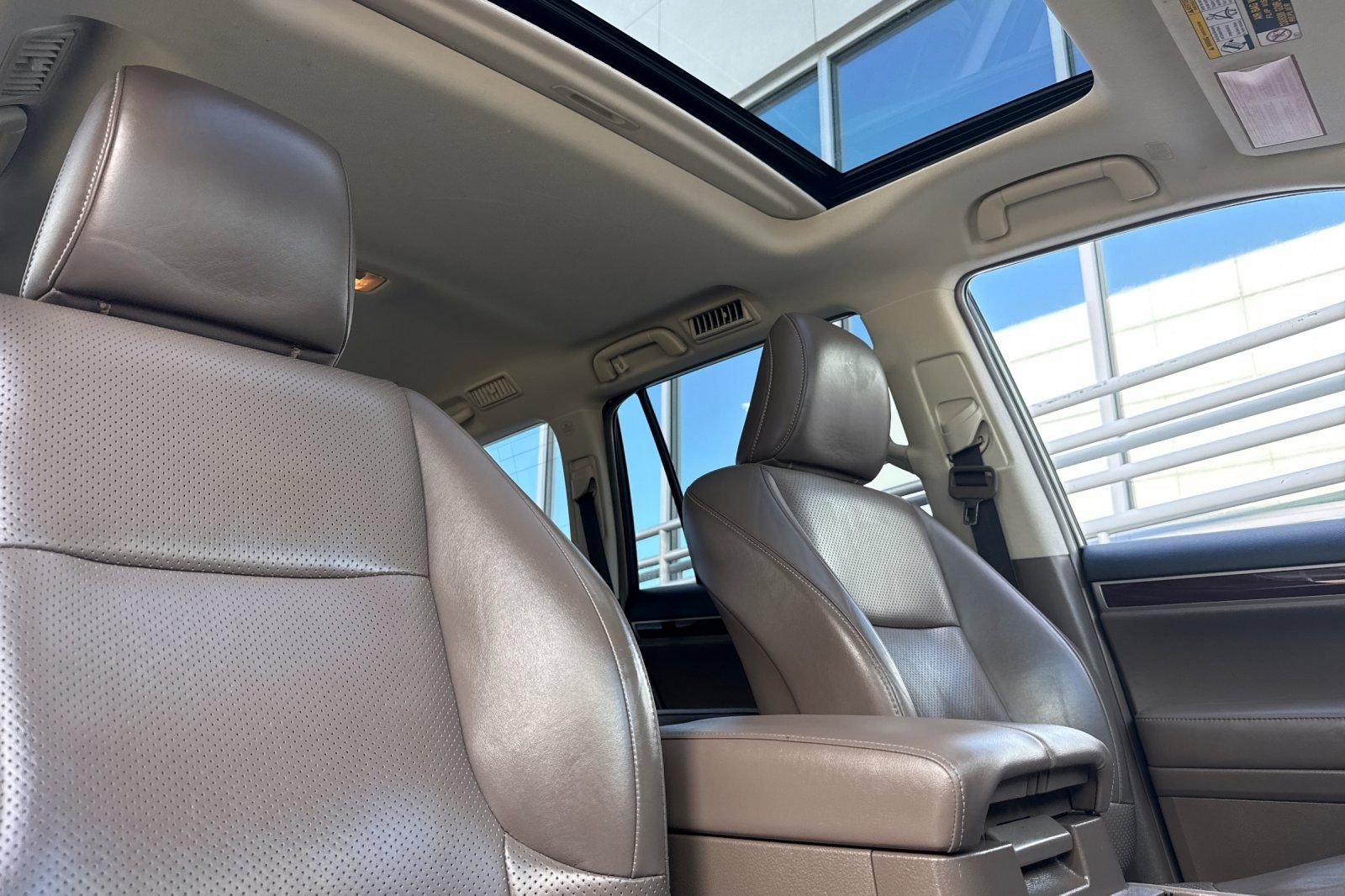 Used 2019  Lexus 460 Luxury image 18