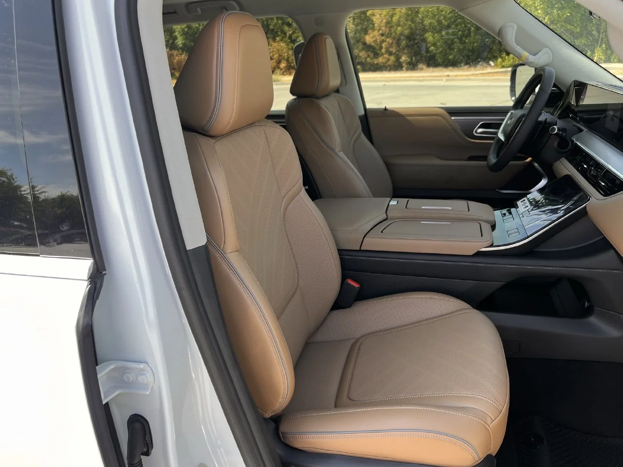 New 2027 RADIANT WHITE INFINITI Luxe 4WD image 23
