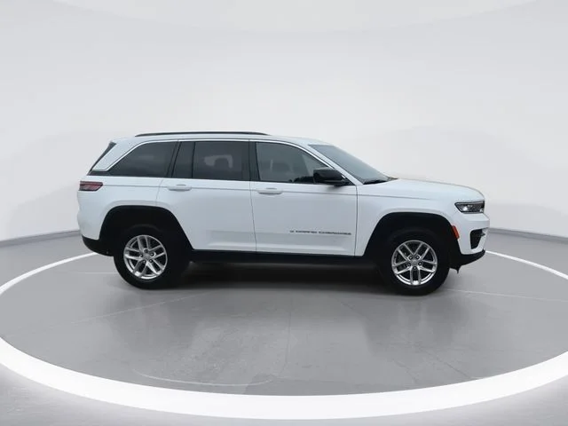 Used 2025 White/off-white Jeep Laredo X image 13