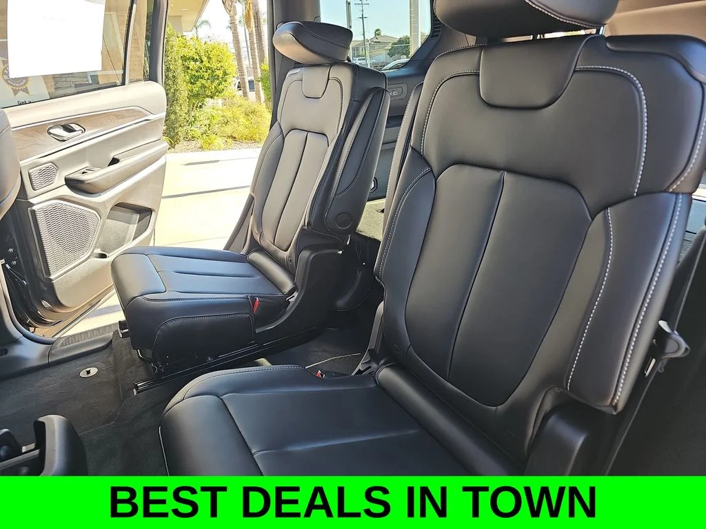 New 2026 Diamond Black Crystal Pearlcoat Jeep Limited image 15
