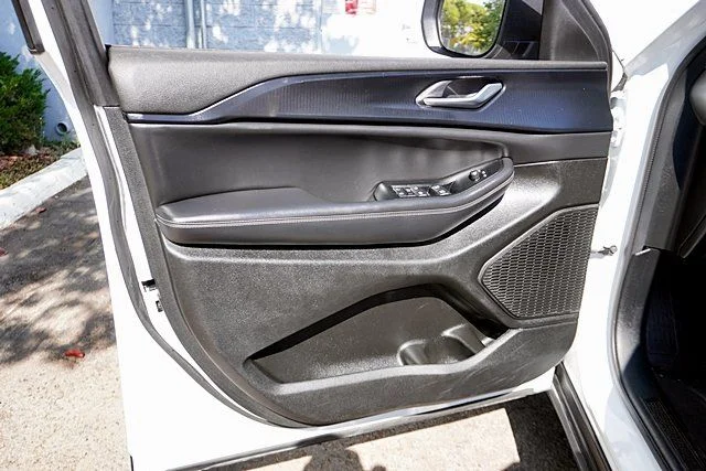 Used 2023 White Jeep Laredo image 22