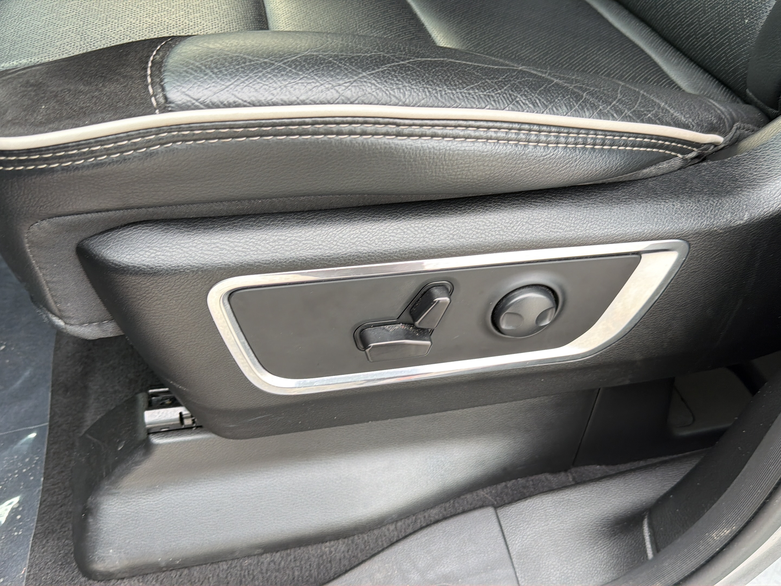 Used 2025 Silver Ram Laramie image 28