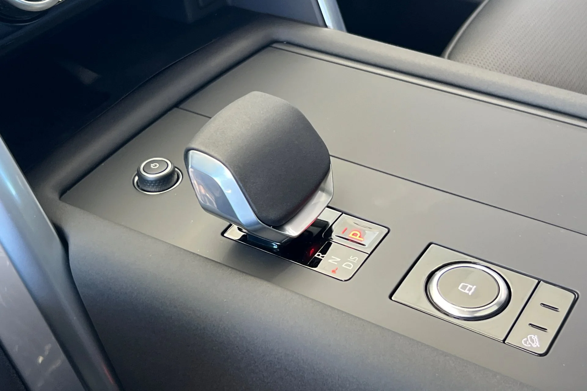 New 2026 Santorini Black Land Rover Dynamic SE image 23