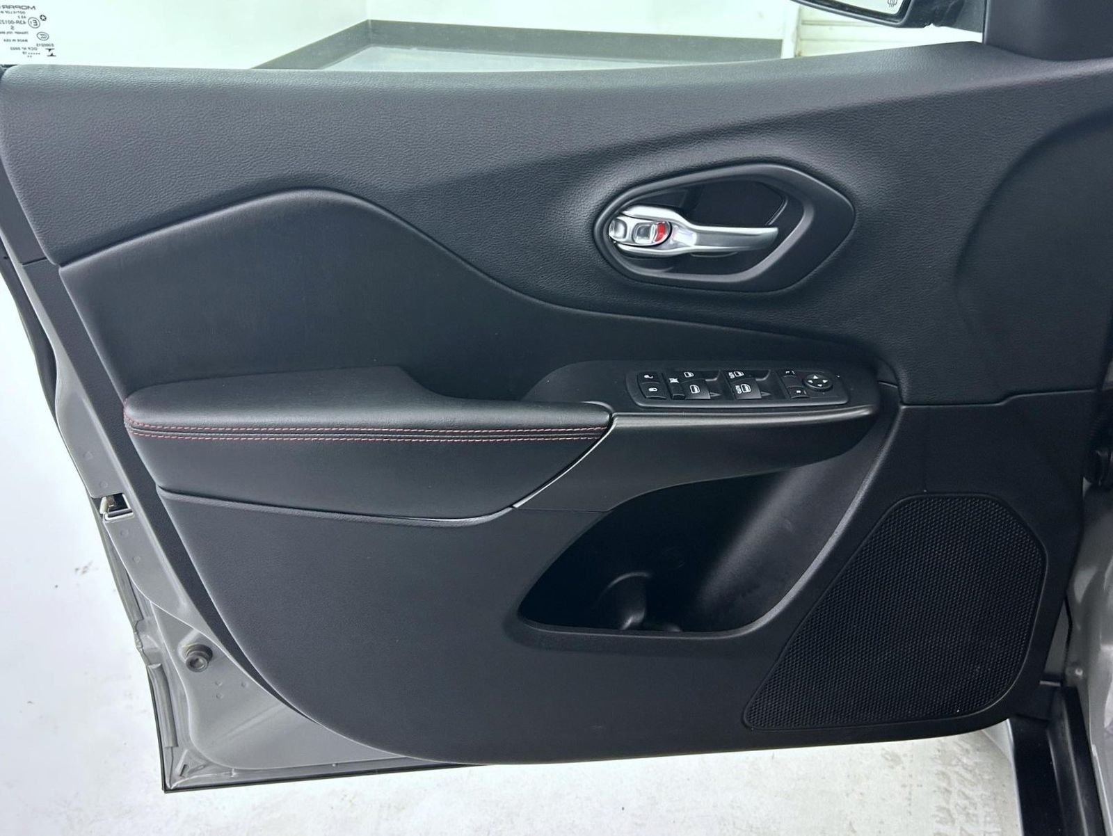 Used 2019 Gray Jeep Trailhawk image 9