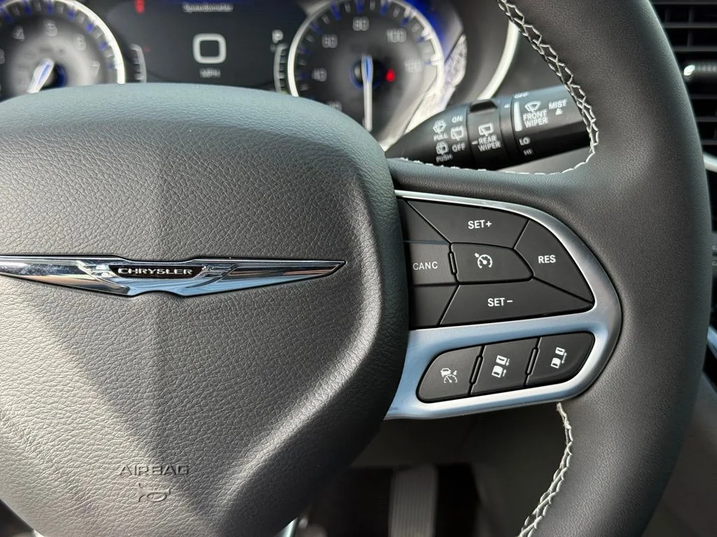 New 2026 Bright White Clear-Coat Exterior Paint Chrysler Select image 16